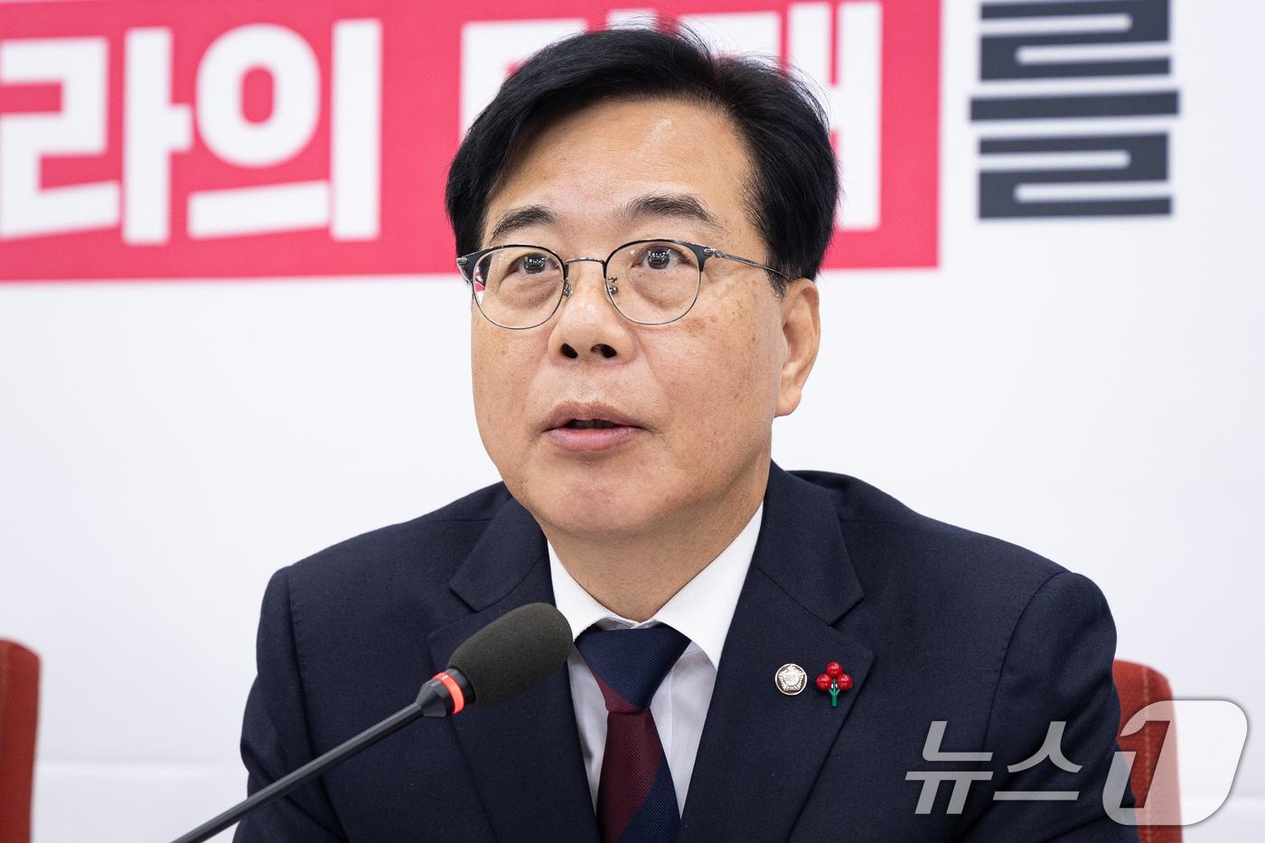 송언석 국민의힘 원내대표가 17일 서울 여의도 국회에서 열린 천하람 개혁신당 원내대표와의 회동에서 모두 발언을 하고 있다. 2025.12.17/뉴스1 ⓒ News1 유승관 기자