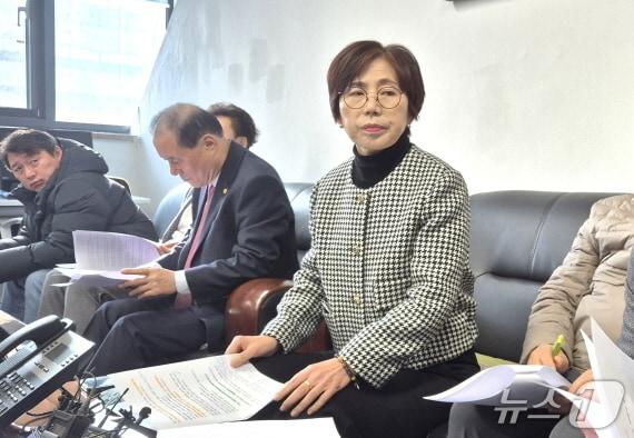 본문 이미지 - 국주영은 전북도의원이 17일 전주시청에서 간담회를 갖고, 전주시 재정문제에 대해 이야기하고 있다./뉴스1