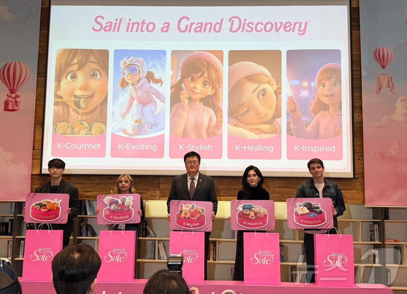 본문 이미지 - 17일 오전 서울 명동 커뮤니티하우스 마실'에서 열린  '2026 코리아그랜드세일' 개막식에 참석한 김대현 문화체육관광부 제2차관(왼쪽에서 세번째)과 이부진 한국방문의해위원회 위원장 ⓒ News1 윤슬빈 관광전문기자