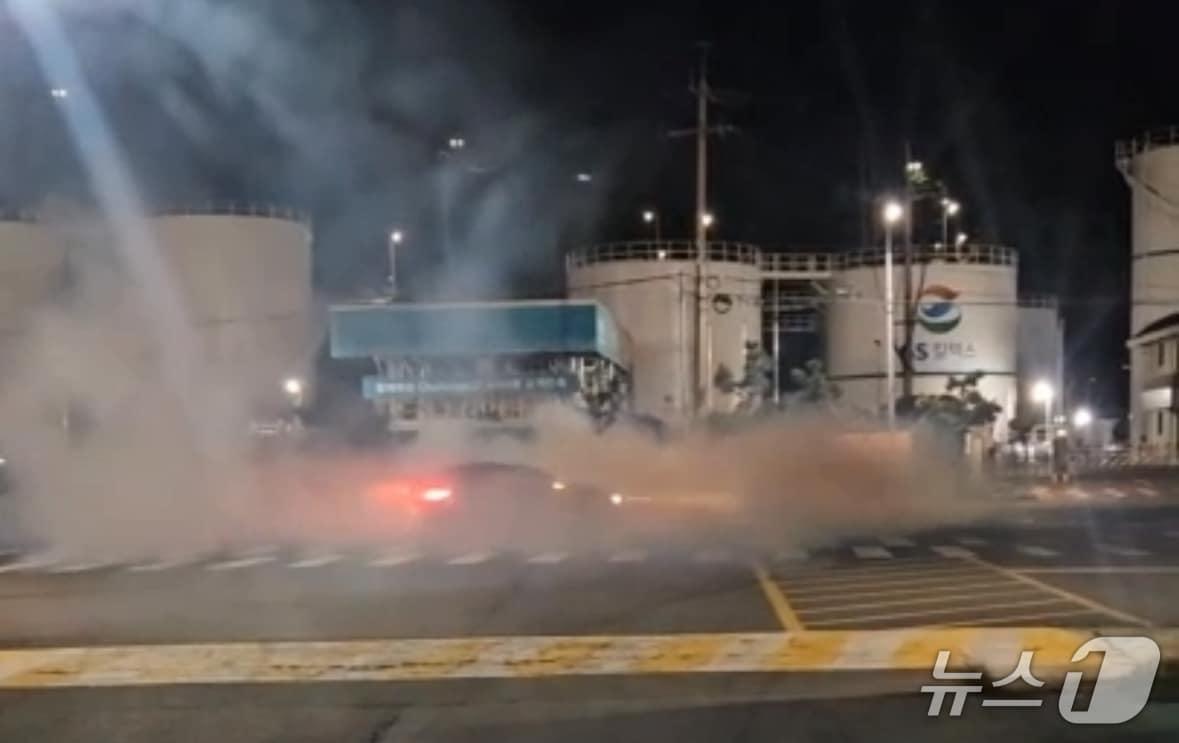 본문 이미지 - 지난달 26일 밤 제주시 제주항 5부두 앞 도로에서 난폭운전을 하는 렌터카 모습.(독자제공. 재판매 및 DB 금지)