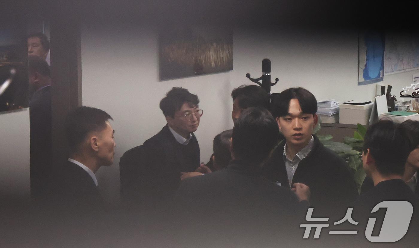 '로저비비에 클러치백 수수 의혹'과 관련해 김기현 의원실과 자택에 대한 압수수색에 착수한 김건희 특검팀이 17일 서울 여의도 국회의원회관 김기현 의원실에 도착한 가운데 김 의원(왼쪽 위) 상황을 지켜보고 있다. 2025.12.17/뉴스1 ⓒ News1 장수영 기자