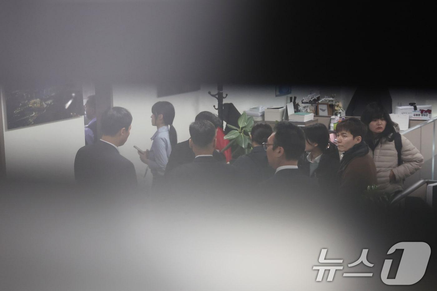 '로저비비에 클러치백 수수 의혹'과 관련해 김기현 의원실과 자택에 대한 압수수색에 착수한 김건희 특검팀이 17일 서울 여의도 국회의원회관 김기현 의원실에 도착해 있다. 2025.12.17/뉴스1 ⓒ News1 장수영 기자