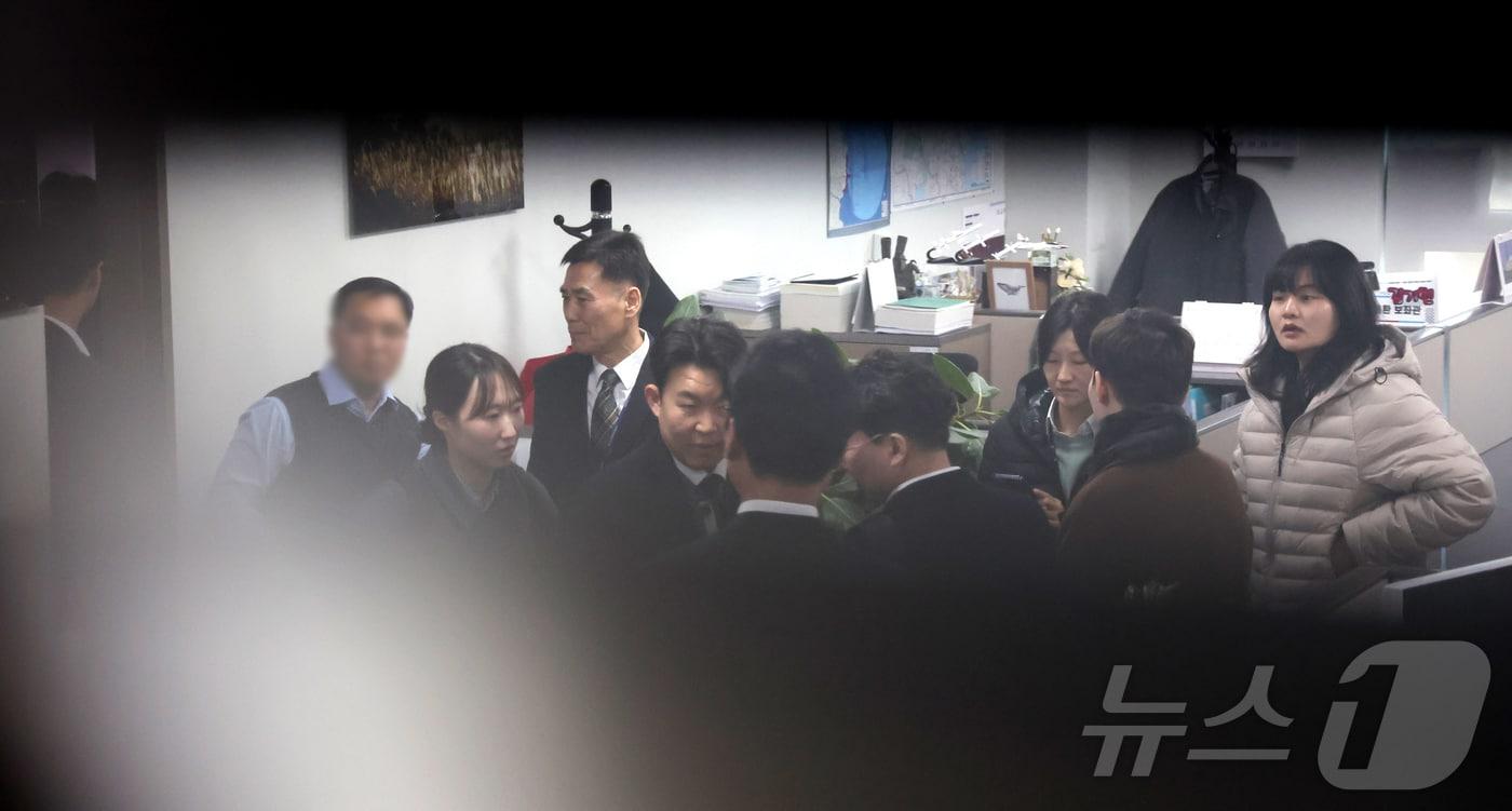 '로저비비에 클러치백 수수 의혹'과 관련해 김기현 의원실과 자택에 대한 압수수색에 착수한 김건희 특검팀이 17일 서울 여의도 국회의원회관 김기현 의원실에 도착해 있다. 2025.12.17/뉴스1 ⓒ News1 장수영 기자