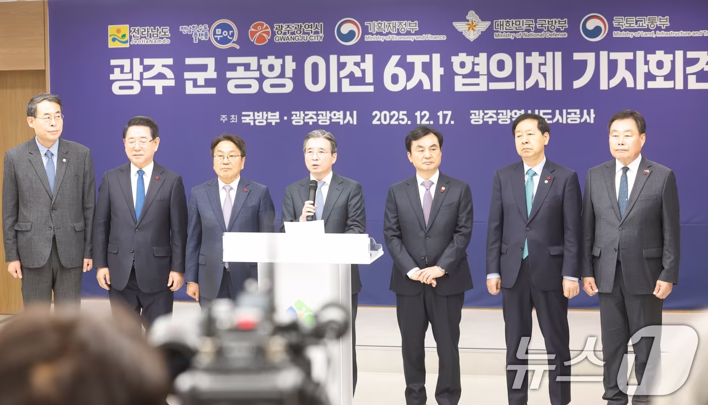 17일 김용범 대통령비서실 정책실장이 광주 서구 광주도시공사에서 열린 광주군공항이전 6자협의체회의를 마치고 설명을 하고 있다. 2025.12.17/뉴스1 ⓒ News1 김태성 기자