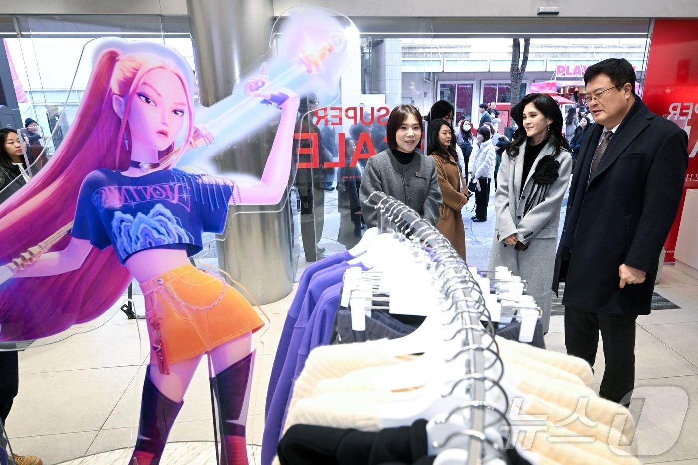 이부진 한국방문의해위원장과 김대현 문화체육관광부 2차관이 17일 서울 명동 에잇세컨즈 매장에서 '코리아그랜드세일' 현장점검을 하고 있다. (공동취재) 2025.12.17/뉴스1 ⓒ News1 이호윤 기자