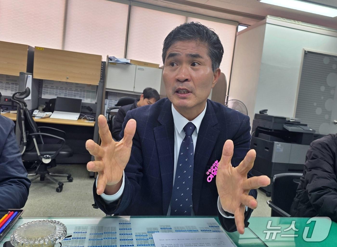 본문 이미지 - 이원택 국회의원이 17일 군산시청 브리핑룸에서 간담회를 갖고 있다./뉴스1