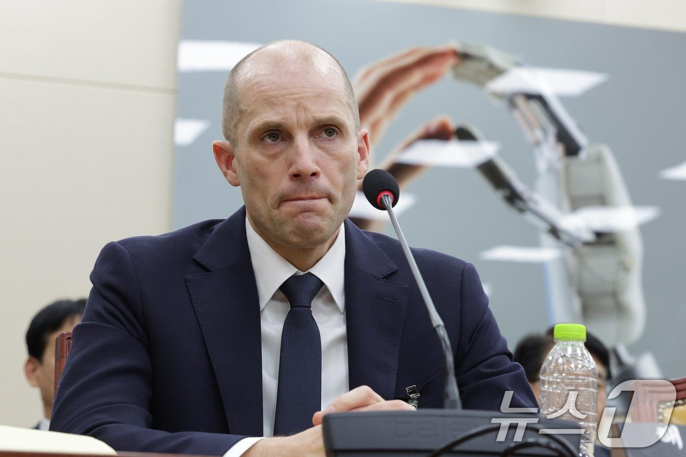 해롤드 로저스 쿠팡 임시 대표가 17일 서울 여의도 국회 과학기술정보방송통신위원회에서 열린 쿠팡 침해사고 관련 청문회에서 의원 질의를 듣고 있다. 2025.12.17/뉴스1 ⓒ News1 신웅수 기자