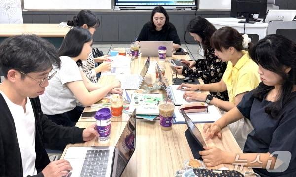 본문 이미지 - 고시 외 과목 교과서인 '배움과 삶을 잇는 탐구'를 자체 개발한 전주여고 교사들.(전북교육청 제공, 재판매 및 DB 금지)/뉴스1