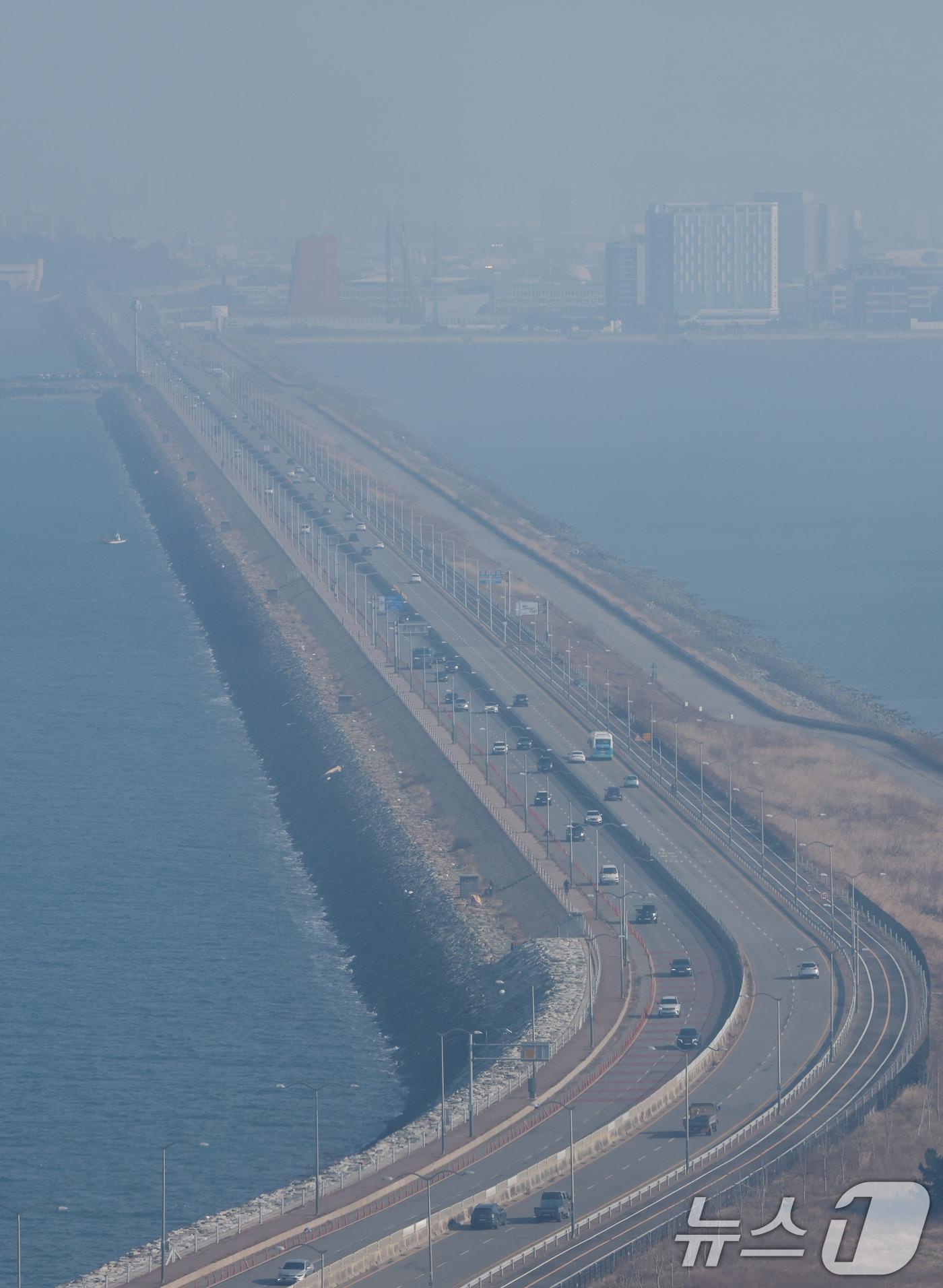 본문 이미지 - 17일 경기 안산시 단원구 시화달전망대에서 바라본 시화호조력발전소.  2025.12.17/뉴스1 ⓒ News1 김영운 기자