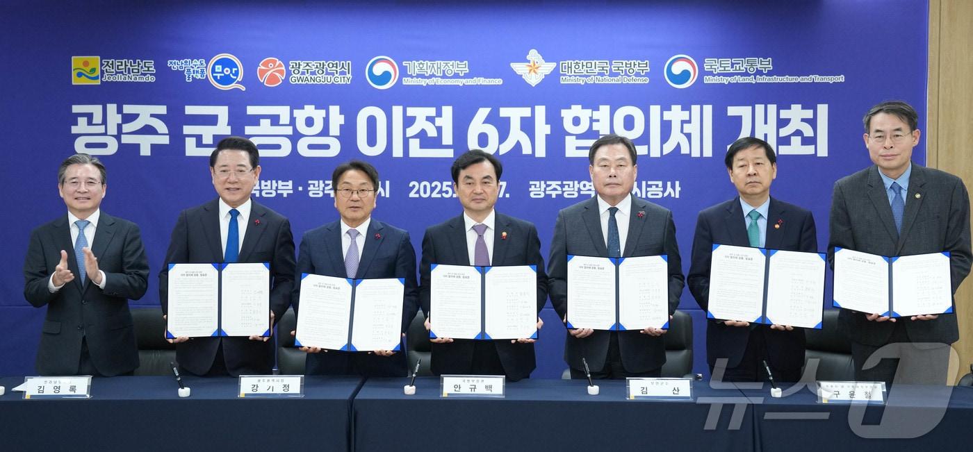 김영록 전라남도지사가 17일 광주에서 열린 ‘광주 군 공항 이전 6자 협의체’회의에서 구윤철 기획재정부장관, 안규백 국방부장관, 강희업 국토교통부2차관, 강기정 광주광역시장, 김산 무안군수와 공동 발표문에 서명한 뒤 기념촬영을 하고 있다.(전남도 제공. 재판매 및 DB금지) 2025.12.17/뉴스1