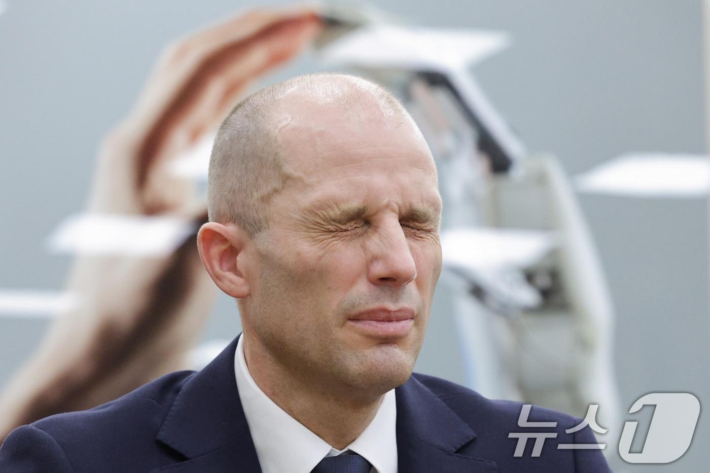 해롤드 로저스 쿠팡 임시 대표가 17일 서울 여의도 국회 과학기술정보방송통신위원회에서 열린 쿠팡 침해사고 관련 청문회에서 의원 질의에 눈을 감고 있다. 2025.12.17/뉴스1 ⓒ News1 신웅수 기자