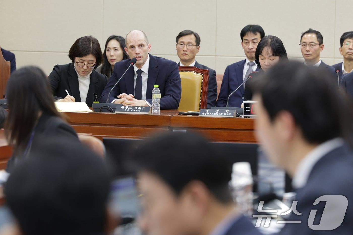 해롤드 로저스 쿠팡 임시 대표가 17일 서울 여의도 국회 과학기술정보방송통신위원회에서 열린 쿠팡 침해사고 관련 청문회에서 의원 질의에 답변하고 있다. 2025.12.17/뉴스1 ⓒ News1 신웅수 기자