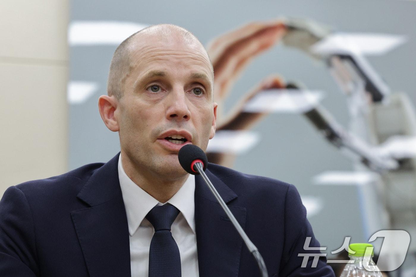 해롤드 로저스 쿠팡 임시 대표가 17일 서울 여의도 국회 과학기술정보방송통신위원회에서 열린 쿠팡 침해사고 관련 청문회에서 의원 질의에 답변하고 있다. 2025.12.17/뉴스1 ⓒ News1 신웅수 기자