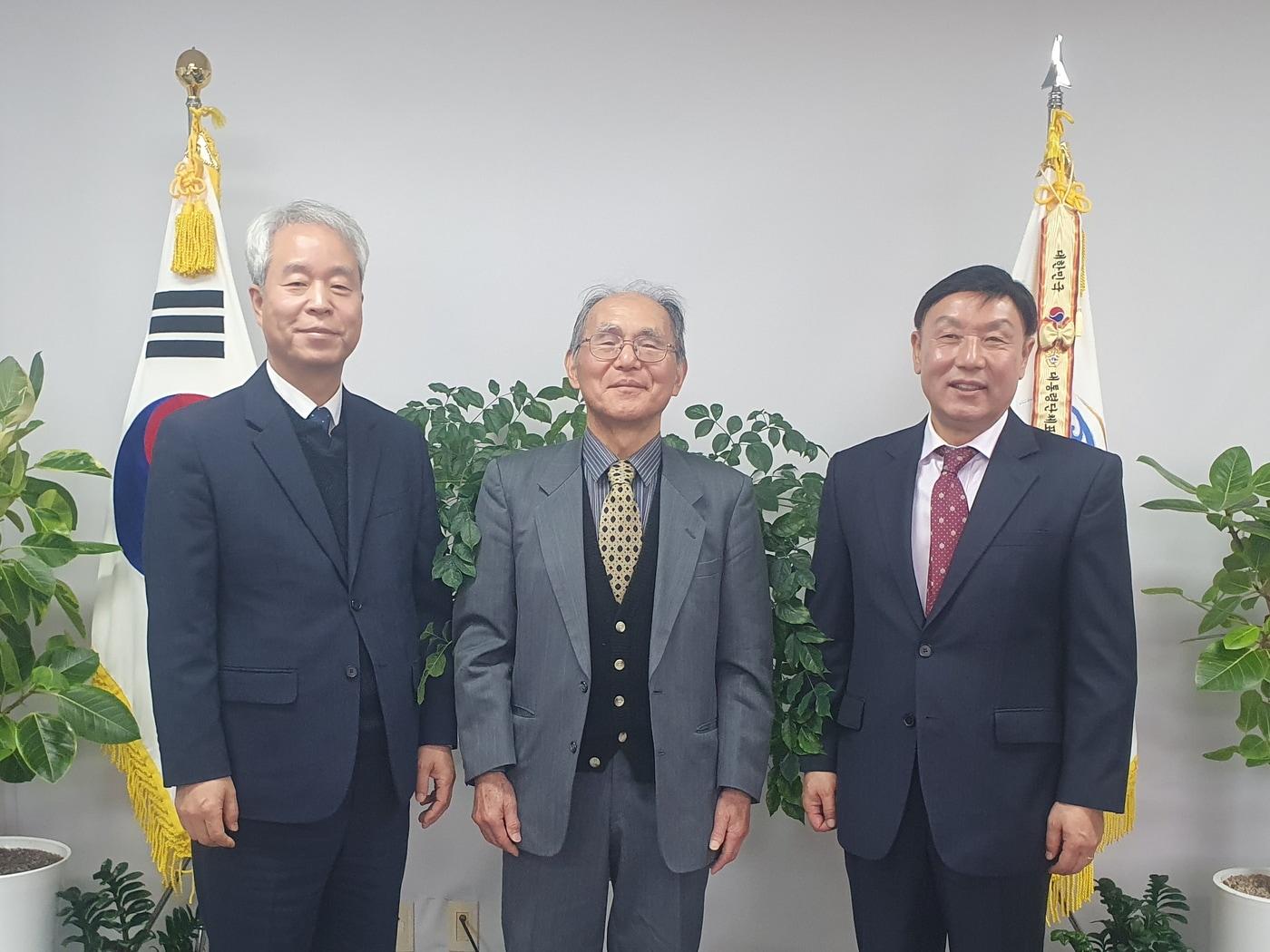 본문 이미지 - 곽창용 국외소재문화유산재단 사무총장(왼쪽), 미야타 이즈미 기증자(가운데), 장기승 충남역사문화연구원 원장이 지난 16일 충남역사박물관에서 만나 기념촬영을 하고 있다.(충남도 제공. 재판매 및 DB금지)/뉴스1