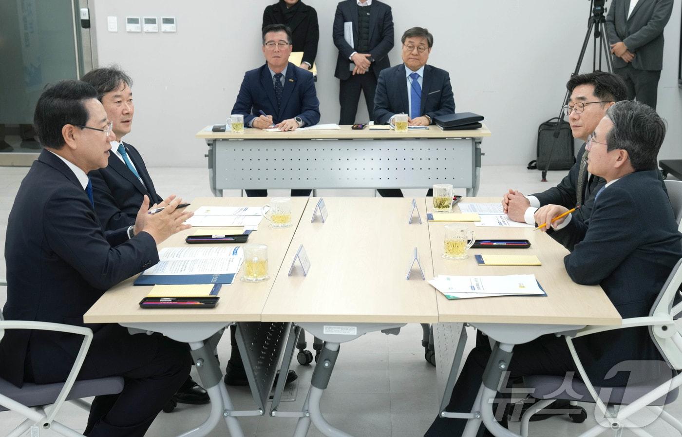 김영록 전라남도지사 17일 광주에서 대통령실 김용범 정책실장 주재로 열린 '전남 통합대학교 국립의과대학 신설 추진 간담회'에서 송하철 국립목포대학교 총장, 이병운 국립순천대학교 총장과 전남 통합대학 국립의대 신설 방안을 논의하고 있다.(전남도 제공. 재판매 및 DB금지) 2025.12.17/뉴스1