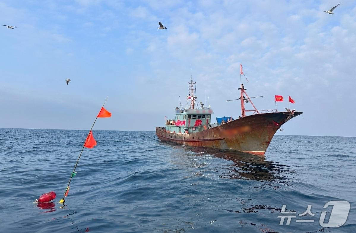 본문 이미지 - 16일 오후 4시 10분쯤 전남 신안군 가거도 해상 우리나라 배타적 경제수역에서 제한조건을 위반한 146톤 중국어선의 모습. (목포해경 제공. 재판매 및 DB 금지)