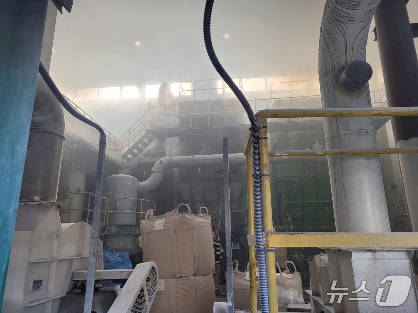 본문 이미지 - 17일 오전 11시 44분께 울산 울주군 온산읍의 한 공장에서 수산화알루미늄 건조 공정작업 중 불이 났다.(울산소방본부 제공. 재판매 및 DB금지)/뉴스1