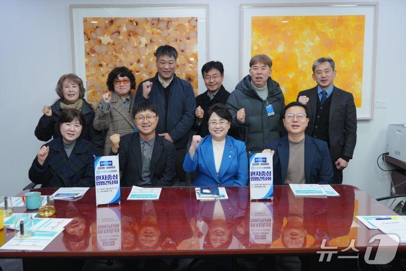 본문 이미지 - 한국환자단체연합회(환연)와 소속 단체들은 올 7월부터 서울 여의도 국회 앞에서 진행한 '환자보호 3법 신속 통과 촉구' 릴레이 1인시위를 100일째인 지난 16일부로 마무리하고 앞으로 국회, 정부와 관련 소통을 지속하겠다고 17일 밝혔다. 사진은 국회 보건복지위원회 소속 조국혁신당 김선민 의원과 이뤄진 입법간담회 모습.(한국환자단체연합회 제공)