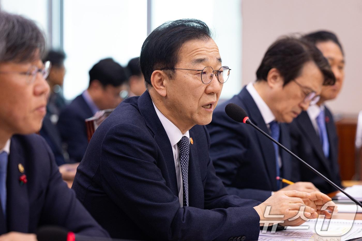 김윤덕 국토교통부 장관이 17일 서울 여의도 국회에서 열린 제430회 국회(임시회) 국토교통위원회 제2차 전체회의에서 의원 질의에 답하고 있다. 2025.12.17/뉴스1 ⓒ News1 유승관 기자