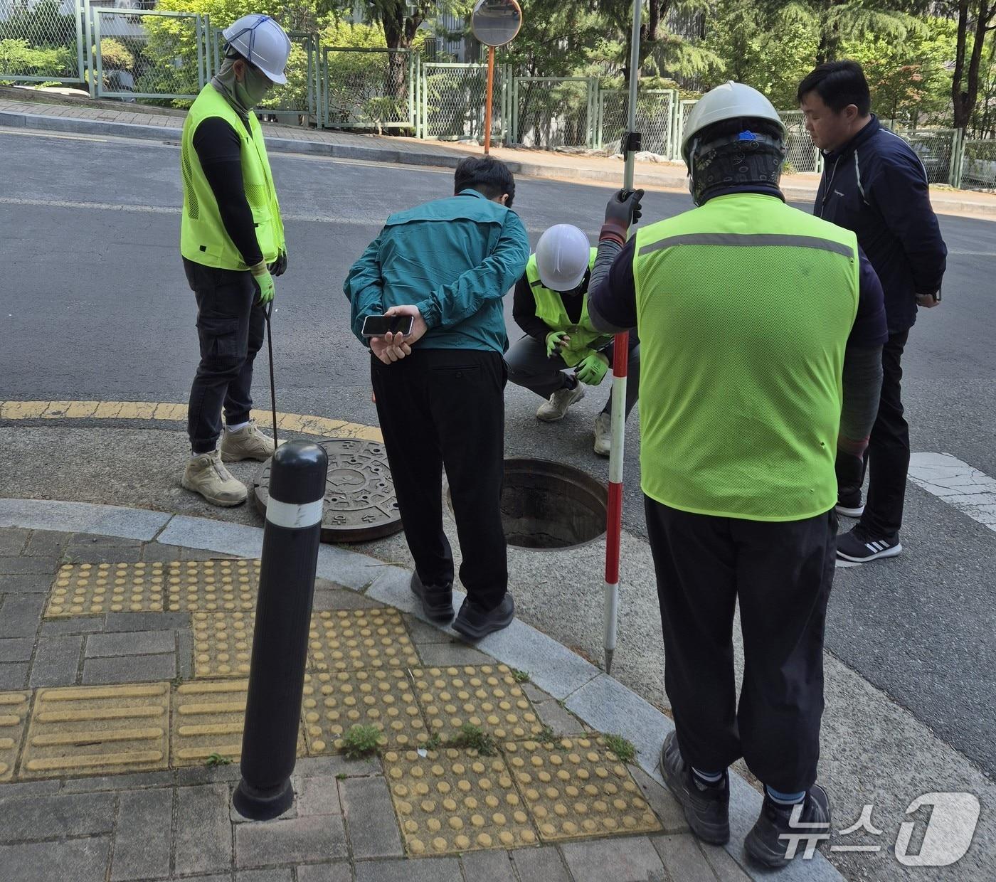 본문 이미지 - 대구시는 17일 상·하수도 관로 등 지하시설물 위치 정보를 정비한다고 밝혔다. 사진은 지하시설물 위치를 파악하는 모습. (대구시 제공. 재판매 및 DB 금지)/뉴스1