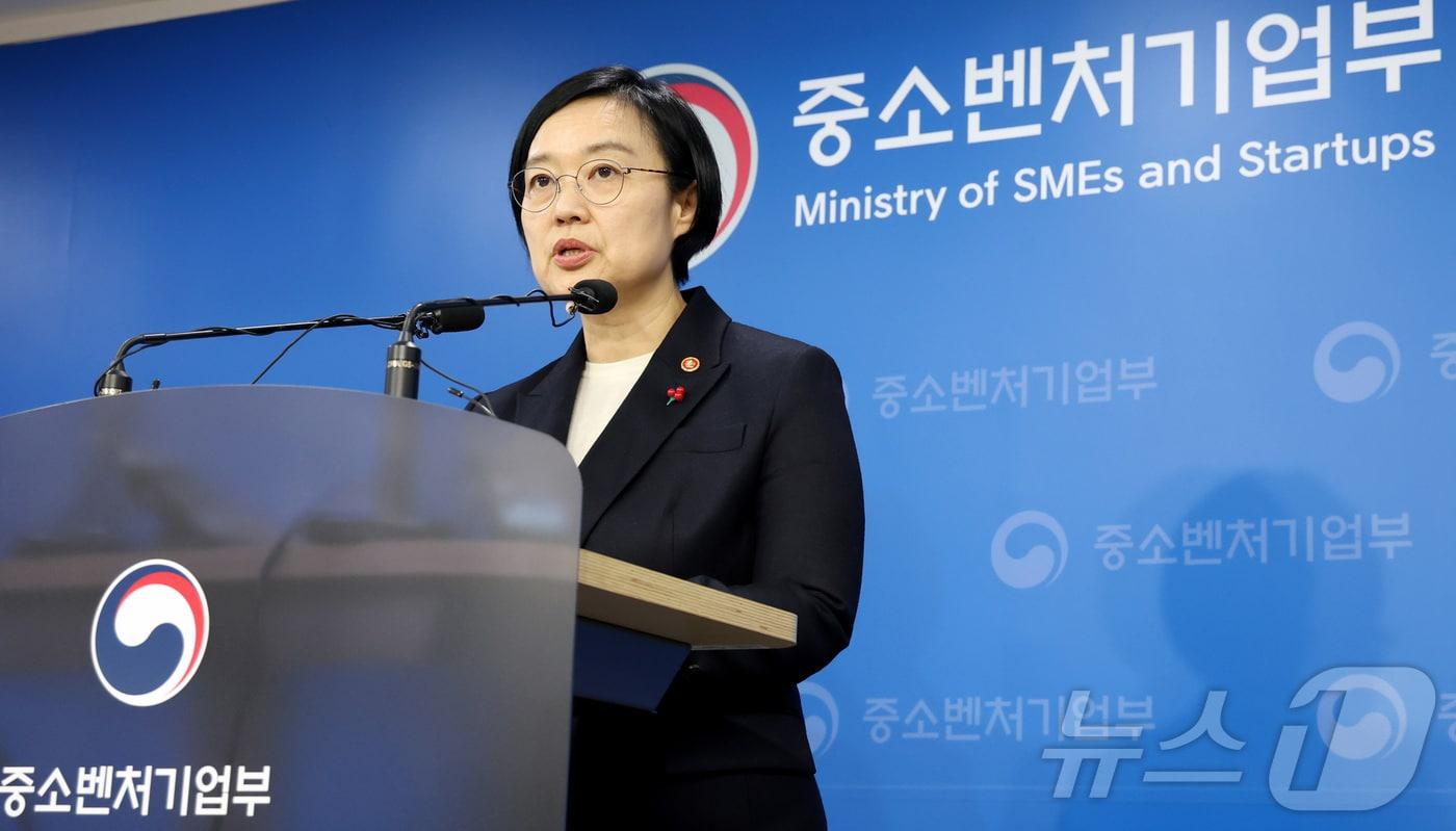 한성숙 중소벤처기업부 장관이 17일 오후 세종시 정부세종청사 중소벤처기업부 브리핑실에서 2026년 업무계획 내용을 설명하고 있다. 2025.12.17/뉴스1 ⓒ News1 김기남 기자