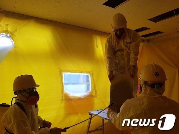 본문 이미지 - 학교 석면 해체·제거 공사 모습./뉴스1 임충식 기자