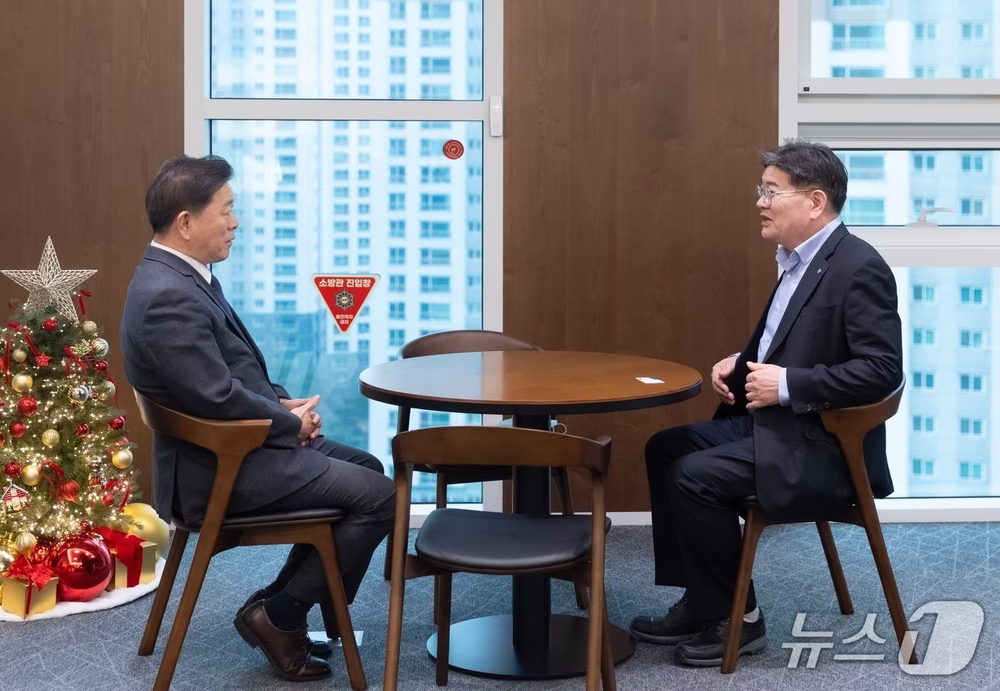 박승원 광명시장(왼쪽)이 김용진 GH사장과 면담하고 있다.(광명시 제공)