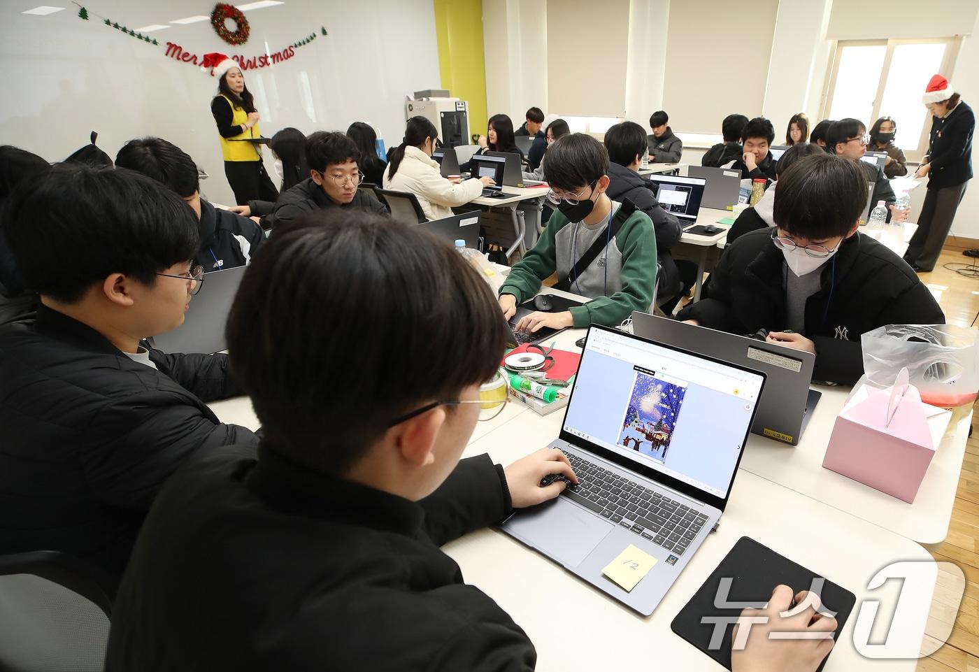 본문 이미지 - 17일 대구 달서구 대구인공지능교육센터에서 열린 '인공지능(AI) 디지털 교육 학생 페스타'를 찾은 중학생들.(사진은 기사 내용과 무관함) / 뉴스1 ⓒ News12025.12.17/뉴스1 ⓒ News1 공정식 기자