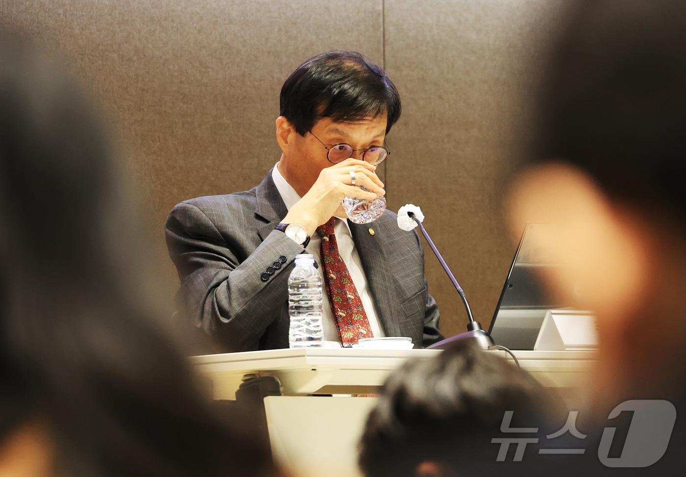 이창용 한국은행 총재가 물을 마시고 있다. (공동취재) 2025.12.17/뉴스1 ⓒ News1 오대일 기자