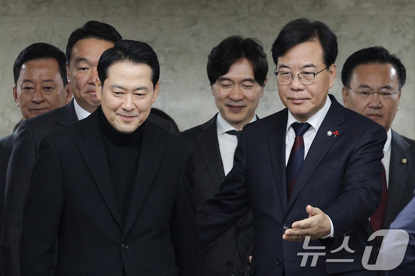 장동혁 국민의힘 대표와 송언석 원내대표가 17일 서울 여의도 국회에서 열린 정책의원총회에 참석하고 있다. 2025.12.17/뉴스1 ⓒ News1 신웅수 기자