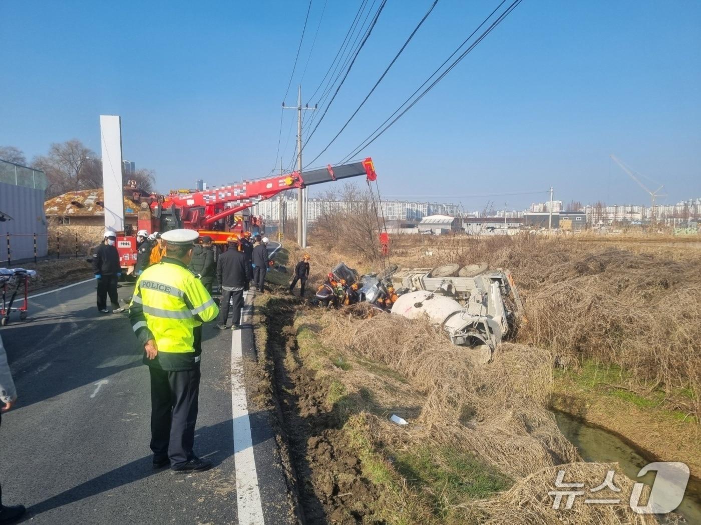 본문 이미지 - 아산 배방읍 레미콘 추락 사고 현장. (아산소방서 제공, 재판매 및 DB금지) / 뉴스1 