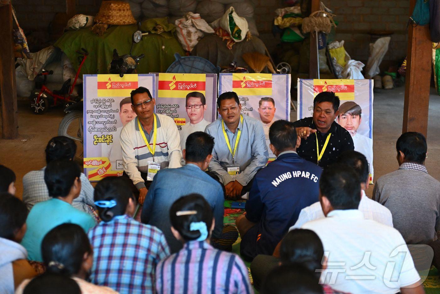 9일(현지시간) 미얀마 북부 샨주(州) 나웅흐키오에서 총선을 앞두고 선거운동에 나선 인민당 후보들이 주민들과 대화하고 있다. 2025.12.09. ⓒ AFP=뉴스1 ⓒ News1 윤다정 기자