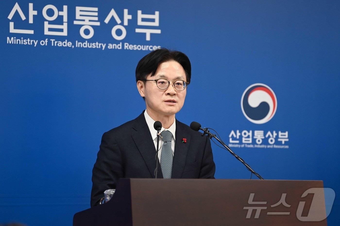 본문 이미지 - 김정관 산업통상자원부 장관이 17일 오후 세종시 정부세종청사 산업부 기자실에서 '산업통상부 업무보고 사후 브리핑'을 하고 있다. (산업통상자원부 제공. 재판매 및 DB 금지) 2025.12.17 ⓒ 뉴스1