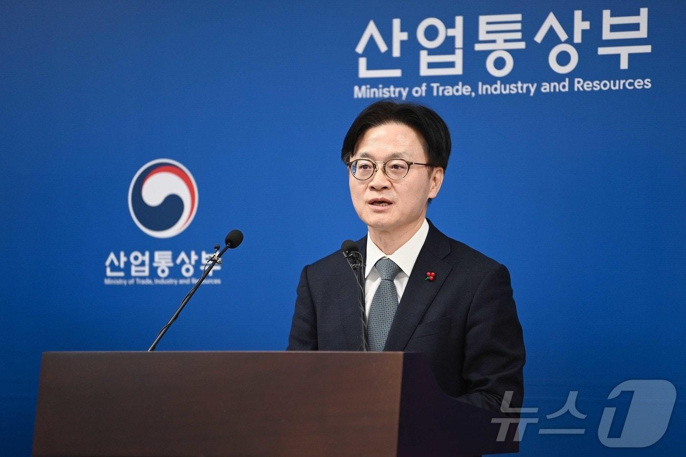 본문 이미지 - 김정관 산업통상자원부 장관이 17일 오후 세종시 정부세종청사 산업부 기자실에서 '산업통상부 업무보고 사후 브리핑'을 하고 있다. (산업통상자원부 제공. 재판매 및 DB 금지) 2025.12.17 ⓒ 뉴스1