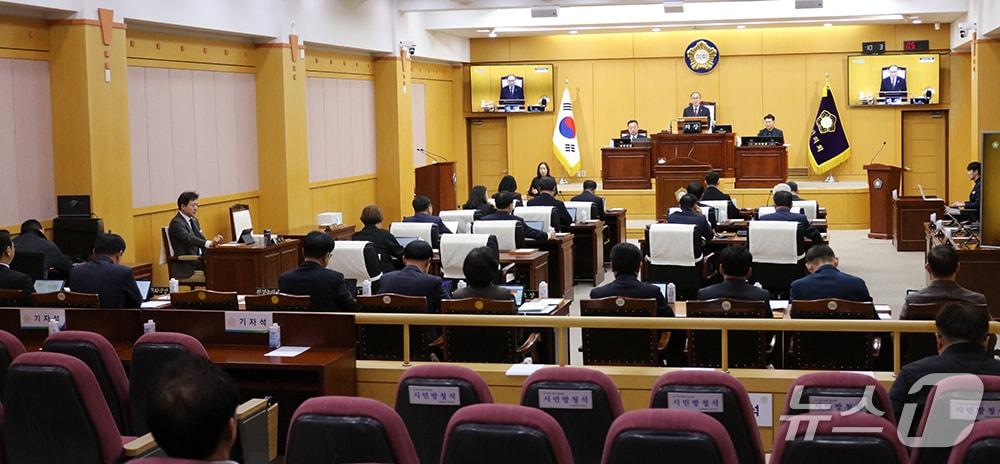 본문 이미지 - 17일 열린 서산시의회 제310회 제2차 정례회 제3차 본회의 모습(시의회 제공. 재판매 및 DB금지)2025.12.17/뉴스1