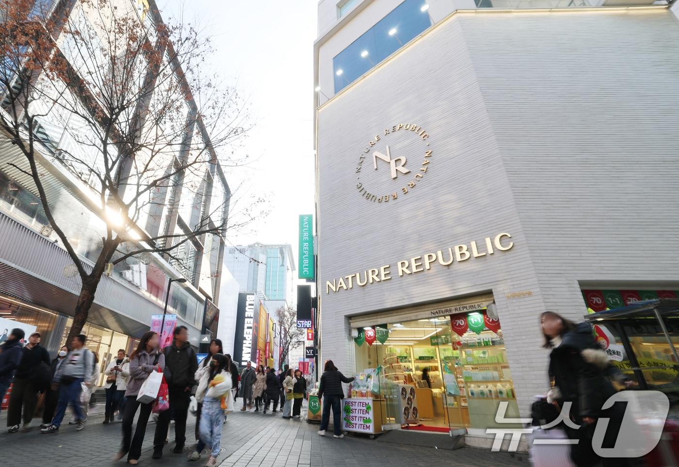 본문 이미지 -  사진은 이날 오후 서울 중구 명동 네이처 리퍼블릭 모습. 2025.12.17 ⓒ 뉴스1 오대일 기자