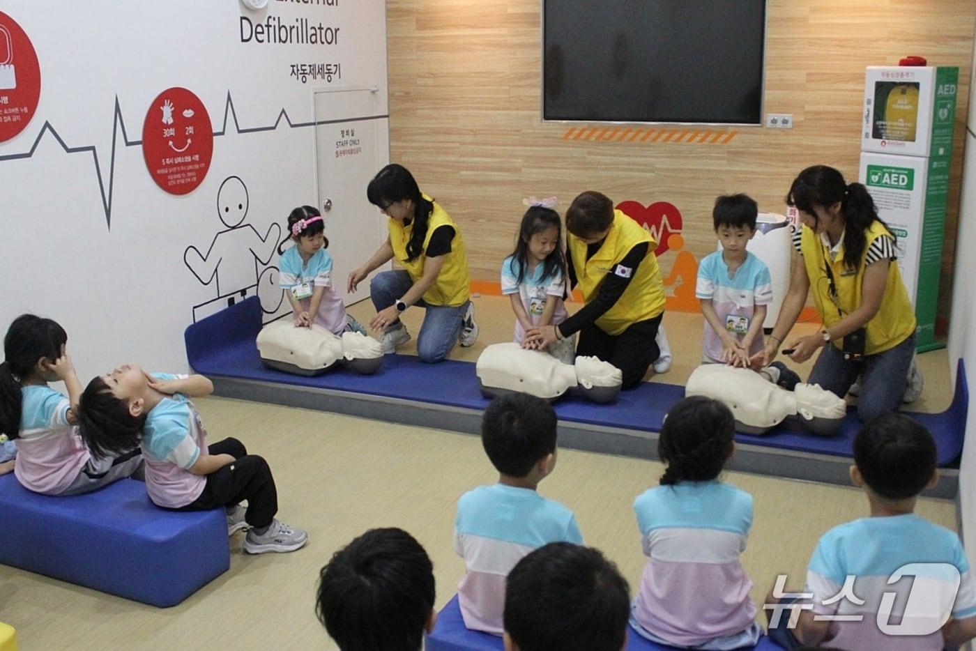 충북 진천종합안전교육체험관 심폐소생술 교육 모습.(진천군 제공, 재판매 및 DB금지)/뉴스1