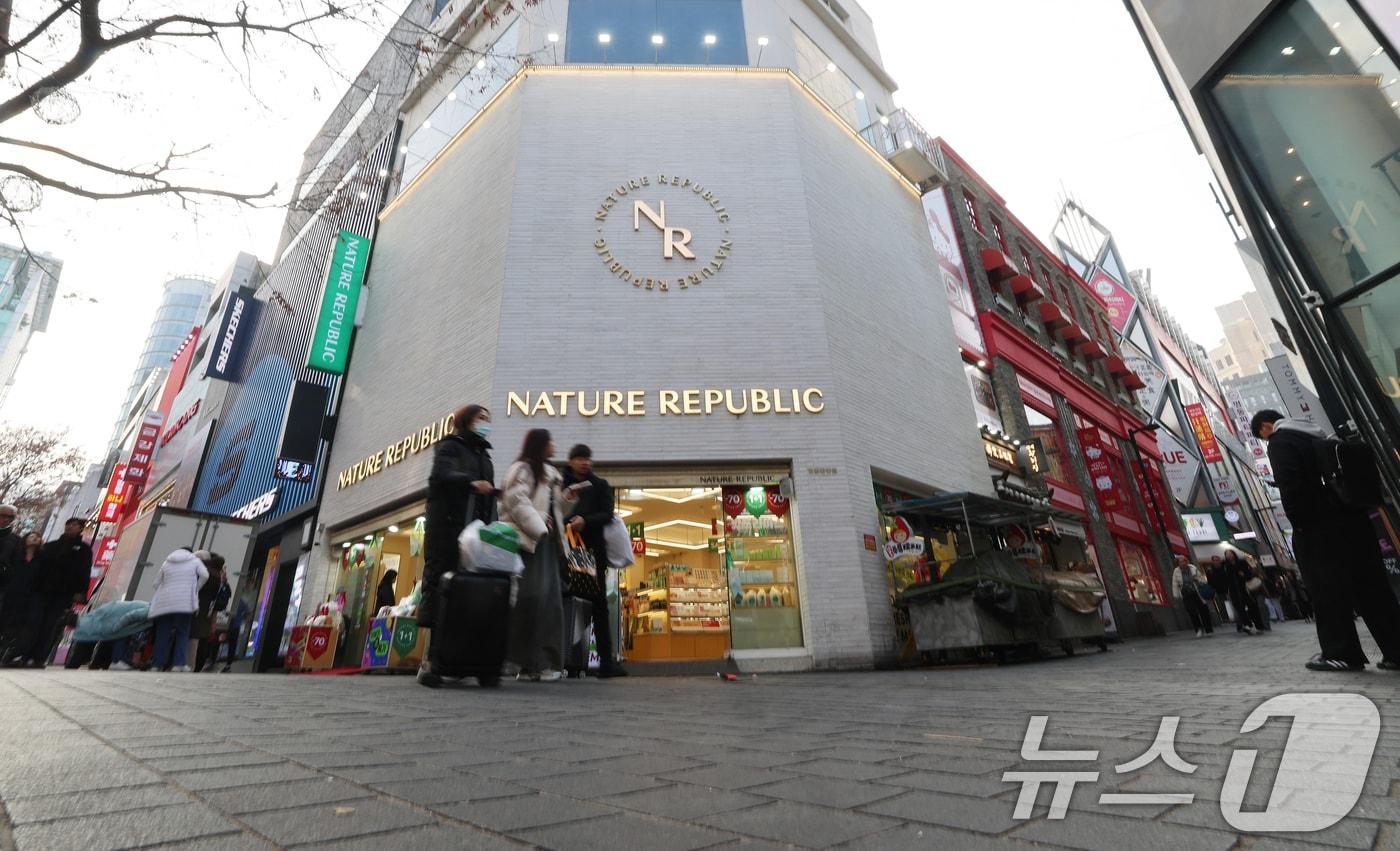 명동 네이처 리퍼블릭(명동월드점) 부지가 전국에서 땅값이 가장 비싼 곳으로 조사됐다. 23년째 부동의 1위다. 17일 국토교통부가 공개한 2026년 표준지·표준주택 공시가격(안)에 따르면 이 부지의 1㎡당 공시지가는 지난해(1억 8050만 원)보다 약 4.4%(790만 원) 상승한 1억 8840만 원으로, 3.3㎡당 가격은 6억 2172만 원에 달한다. 사진은 이날 오후 서울 중구 명동 네이처 리퍼블릭 모습. 2025.12.17/뉴스1 ⓒ News1 오대일 기자