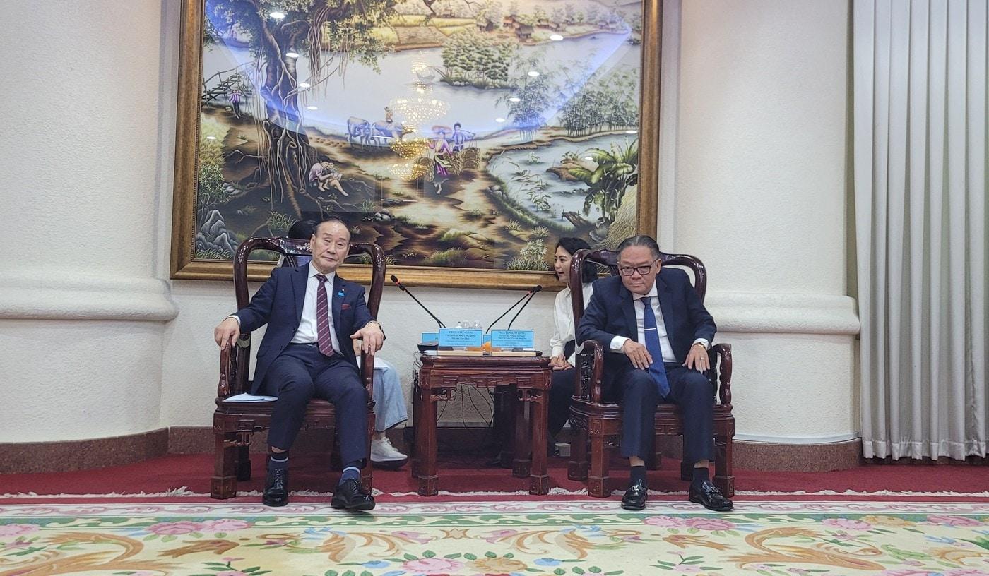 최병오 한국섬유산업연합회 회장(왼쪽)이 17일 베트남 동나이성을 방문해 응우옌 낌 롱 부성장과 면담을 갖고 베트남에 진출한 한국 섬유·의류 기업들이 겪고 있는 부가가치세(VAT) 미환급 및 사후추징 애로 해소를 공식 건의했다.(한국섬유산업연합회제공)