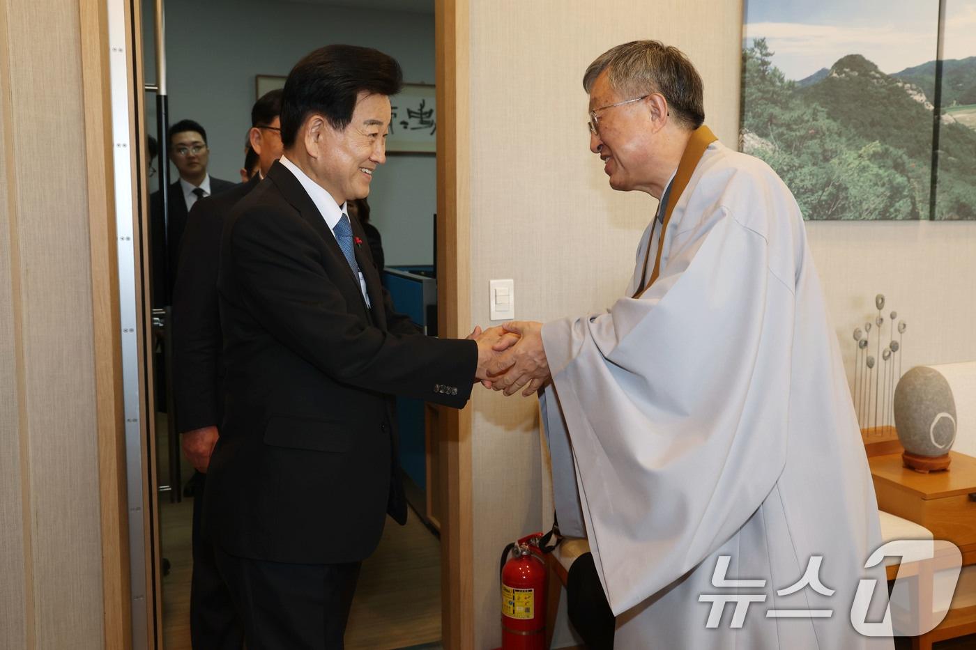 정동영 통일부 장관이 17일 오후 서울 동작구 원불교기념관에서 나상호 원불교 교정원장을 예방하고 있다. 2025.12.17/뉴스1 ⓒ News1 이광호 기자