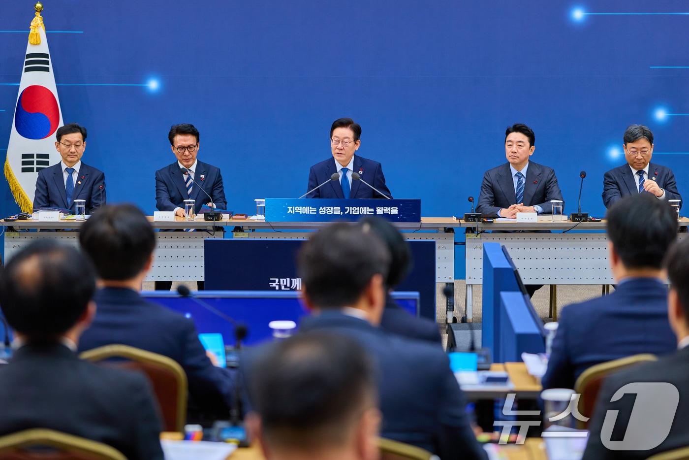 이재명 대통령이 17일 세종시 정부세종컨벤션센터에서 열린 산업통상자원부·지식재산처·중소벤처기업부 업무보고에서 발언하고 있다. (대통령실 제공. 재판매 및 DB 금지) 2025.12.17/뉴스1 ⓒ News1 허경 기자