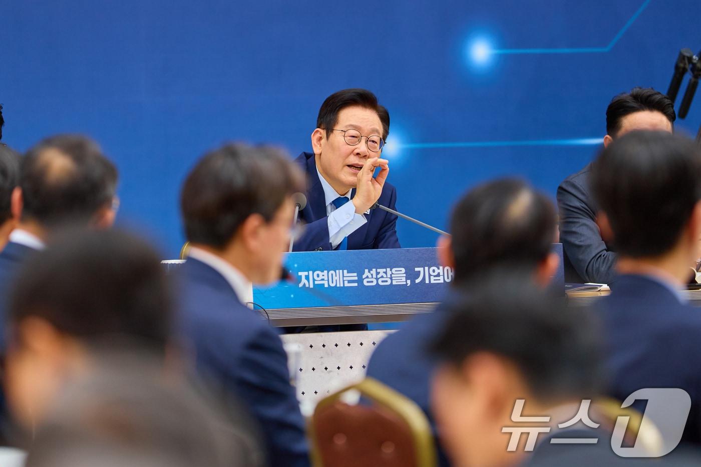 이재명 대통령이 17일 세종시 정부세종컨벤션센터에서 열린 산업통상자원부·지식재산처·중소벤처기업부 업무보고에서 발언하고 있다. (대통령실 제공. 재판매 및 DB 금지) 2025.12.17/뉴스1 ⓒ News1 허경 기자