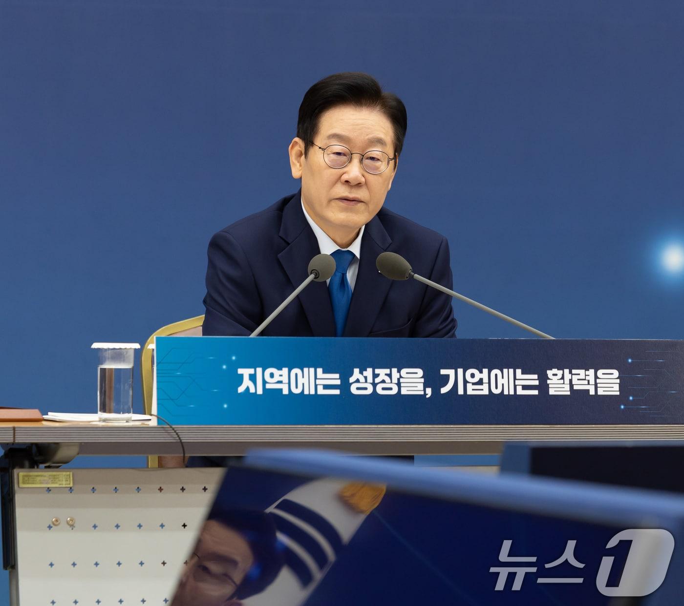 본문 이미지 - 이재명 대통령이 17일 세종시 정부세종컨벤션센터에서 열린 산업통상자원부·지식재산처·중소벤처기업부 업무보고에 참석해 있다. (대통령실 제공. 재판매 및 DB 금지) 2025.12.17/뉴스1 ⓒ News1 허경 기자