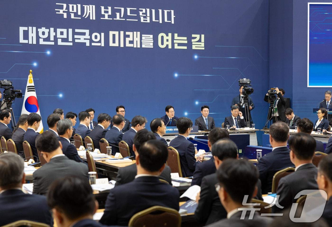 이재명 대통령이 17일 세종시 정부세종컨벤션센터에서 열린 산업통상자원부·지식재산처·중소벤처기업부 업무보고에서 발언하고 있다. (대통령실 제공. 재판매 및 DB 금지) 2025.12.17/뉴스1 ⓒ News1 허경 기자