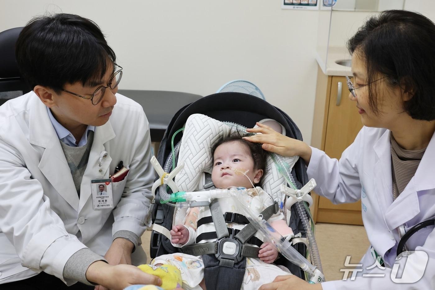 서울아산병원은 국내 최초로 심장이 몸 밖에 나온 채 태어난 심장이소증 신생아를 치료하는 데 성공했다. (왼쪽부터) 사진은 12월 12일 서울아산병원 심장혈관흉부외과 최세훈 교수, 서린이, 소아청소년심장과 백재숙 교수의 모습.(서울아산병원 제공)