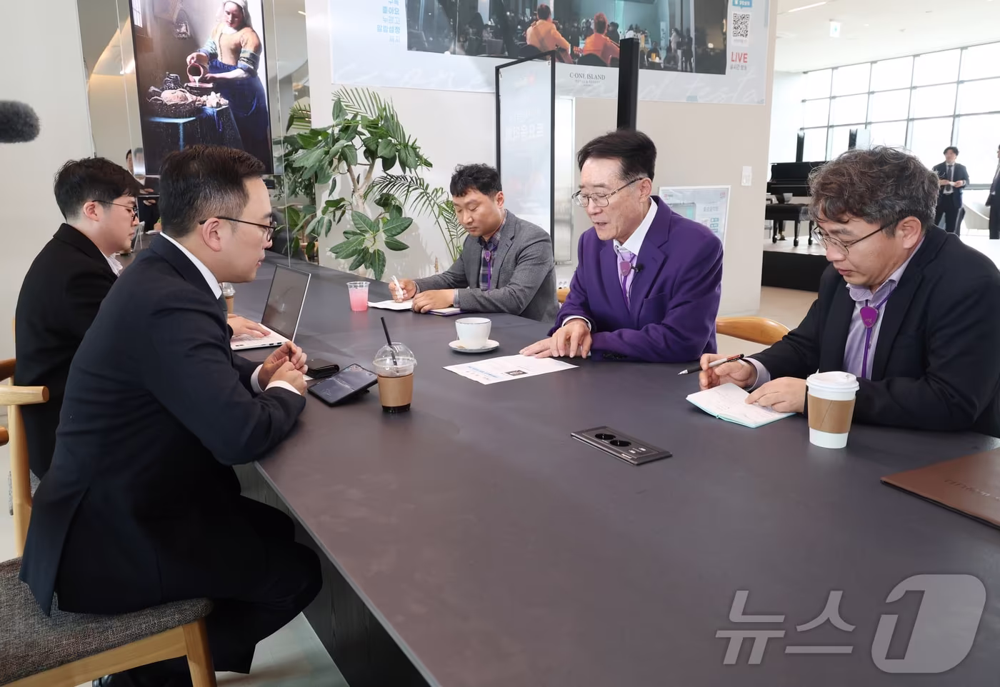 장희웅 전남 신안군 신재생에너지국장 (오른쪽) (신안군 제공. 재판매 및 DB금지)