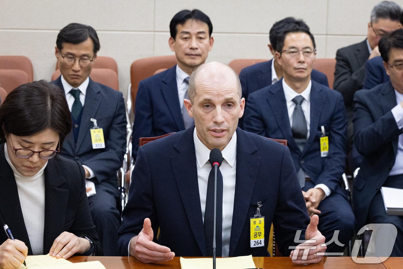 해롤드 로저스 쿠팡 임시 대표가 17일 서울 여의도 국회 과학기술정보방송통신위원회에서 열린 쿠팡 개인정보 유출 사고 관련 청문회에서 의원 질의에 답하고 있다. 뒷줄 왼쪽부터 조용우 쿠팡 국회·정부 담당 부사장, 민병기 쿠팡 대외협력 총괄 부사장, 김명규 쿠팡이츠서비스 대표. 2025.12.17/뉴스1 ⓒ News1 유승관 기자