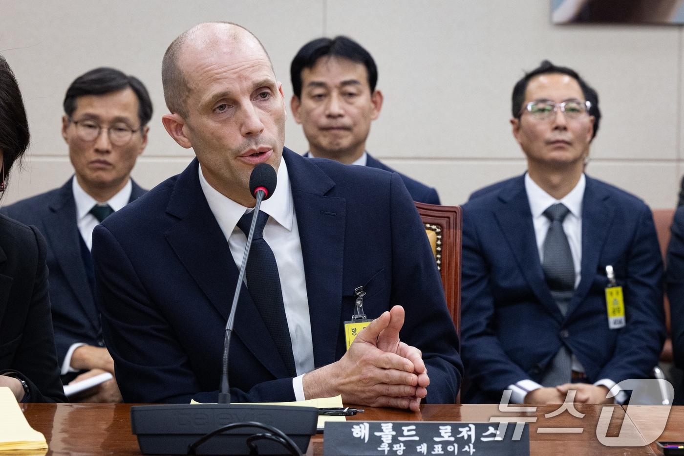 해롤드 로저스 쿠팡 임시 대표가 17일 서울 여의도 국회 과학기술정보방송통신위원회에서 열린 쿠팡 개인정보 유출 사고 관련 청문회에서 의원 질의에 답하고 있다. 왼쪽부터 조용우 쿠팡 국회·정부 담당 부사장, 로저스 대표, 민병기 쿠팡 대외협력 총괄 부사장, 김명규 쿠팡이츠서비스 대표. 2025.12.17/뉴스1 ⓒ News1 유승관 기자