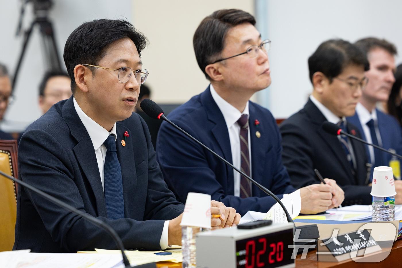 배경훈 부총리 겸 과학기술정보통신부 장관이 17일 서울 여의도 국회 과학기술정보방송통신위원회에서 열린 쿠팡 개인정보 유출 사고 관련 청문회에서 의원 질의에 답하고 있다. 2025.12.17/뉴스1 ⓒ News1 유승관 기자