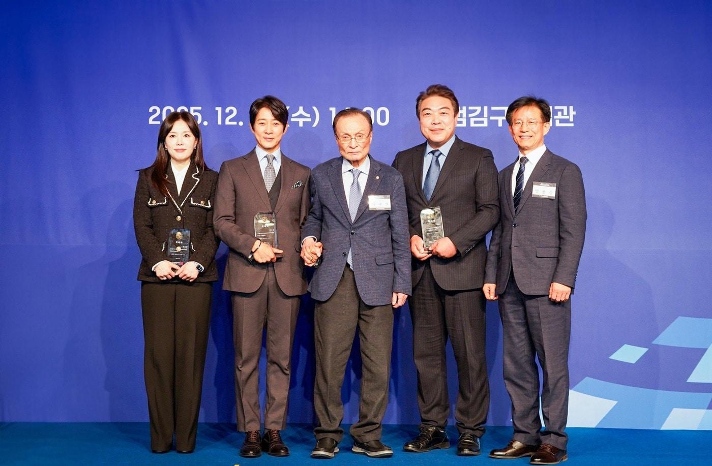 민주평통은 17일 서울 용산구 백범김구기념관에서 제22기 민주평통 평화통일 홍보대사로 배우 최수종, 하희라, 이원종을 위촉했다. (민주평통 제공)